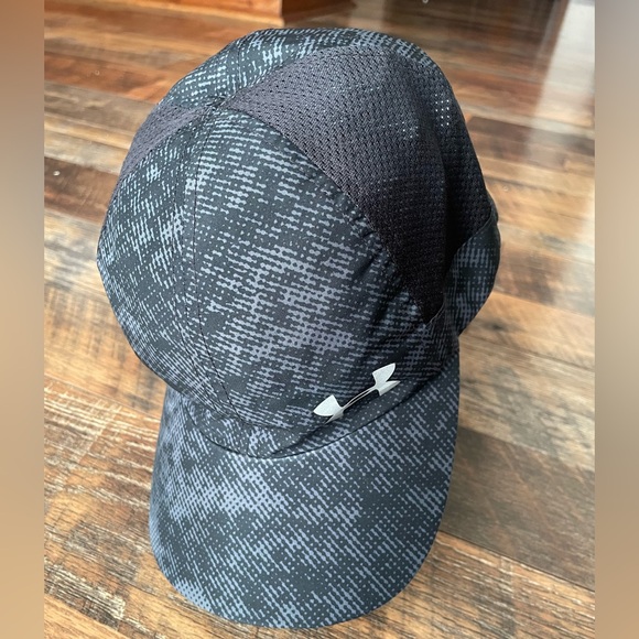 Black and grey Under Armour running cap - Picture 1 of 4